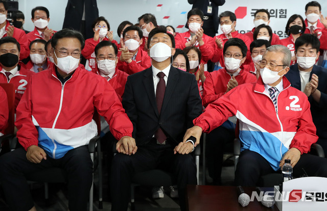 [서울=뉴시스]국회사진기자단 = 오세훈 국민의힘 서울시장 후보(가운데)와 김종인 국민의힘 비상대책위원장(오른쪽), 정진석 의원이 7일 오후 서울 여의도 국민의힘 중앙당사에 마련된 개표상황실에서 4·7재보선 출구조사 결과를 바라보며 손을 잡고 있다. 2021.04.07. photo@newsis.com