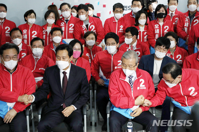 [서울=뉴시스]국회사진기자단 = 국민의힘 오세훈 서울시장 후보, 김종인 비상대책위원장이 7일 오후 서울 여의도 국민의힘 중앙당사에 마련된 개표상황실에서 출구조사 결과 발표 후 인사하고 있다. 2021.04.07. photo@newsis.com