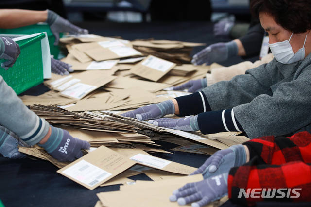 [서울=뉴시스]조수정 기자 ='2021 서울특별시장 보궐 선거' 개표가 진행되고 있는 경기상업고등학교 체육관에서 개표 사무원들이 개표활동을 하고있다. (공동취재사진) 2021.04.07.  photo@newsis.com