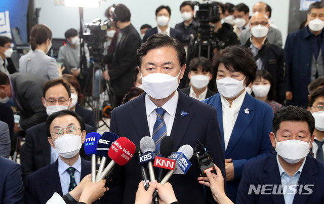 [부산=뉴시스] 하경민 기자 = 부산시장 보궐선거일인 7일 오후 부산진구 김영춘 후보 선거사무소에서 김 후보가 패배를 인정하는 인터뷰를 하고 있다. 2021.04.07. yulnetphoto@newsis.com