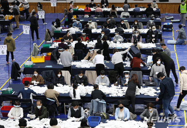 [서울=뉴시스]조수정 기자 = ‘2021 서울특별시장 보궐 선거’가 열린 7일 오후 서울 마포구 마포구민체육센터에 마련된 개표소에서 개표사무원들이 개표하고 있다. 2021.04.07. chocrystal@newsis.com
