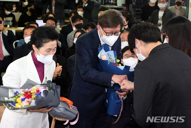 [부산=뉴시스]최동준 기자 = 국민의힘 박형준 부산시장 후보가 7일 부산 범천동 선거사무소에서 당선이 확정되자 부인 조현 여사와 꽃다발을 받고 있다. (공동취재사진) 2021.04.07. photo@newsis.com