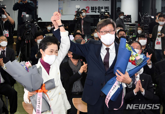 [부산=뉴시스]최동준 기자 = 국민의힘 박형준 부산시장 후보가 7일 부산 범천동 선거사무소에서 당선이 확정되자 부인 조현 여사와 꽃다발을 받은 뒤 환호하고 있다. (공동취재사진) 2021.04.07. photo@newsis.com