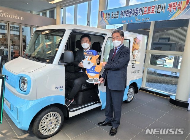 [횡성=뉴시스]이덕화 기자 = 지난 2021년 4월8일 강원 횡성 KTX역 로비에서 열린 횡성산 초소형 전기화물차 '포트로' 전시회에서 장신상 군수(왼쪽)와 (주)디피코 송신근 대표가 시승을 하며 포즈를 취하고 있다. 2021.04.08. wonder8768@newsis.com