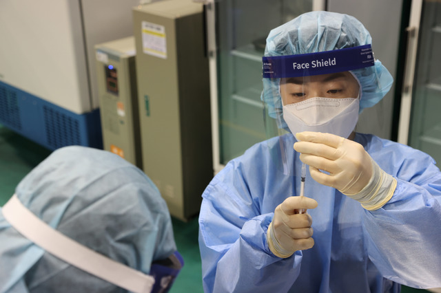 [구례=뉴시스]김석훈 기자 = 전남 구례군이 8일부터 75세 이상 주민 4000여명을 대상으로 화이자 백신 접종을 시작한 가운데 백신 접종센터가 설치된 구례실내체육관에서 의료진이 주사기에 백신을 나누고 있다. (사진=구례군청 제공) 2021.04.08. photo@newsis.com  *재판매 및 DB 금지