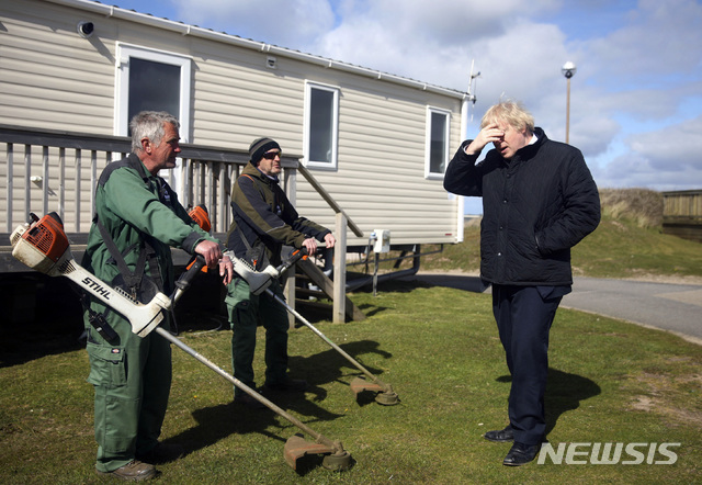 [콘월=AP/뉴시스]보리스 존슨 영국 총리가 7일(현지시간) 콘월의 페란포스에 있는 헤이븐 페란 샌즈 홀리데이 파크를 방문해 코로나19 봉쇄 해제 로드맵 2단계를 앞두고 재개장 준비 상황을 점검하며 이곳 직원들과 얘기를 나누고 있다. 2021.04.08.
