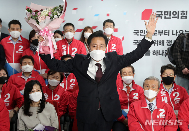 [서울=뉴시스]국회사진기자단 = 오세훈 국민의힘 서울시장 후보가 8일 새벽 서울 여의도 국민의힘 중앙당사에 마련된 개표상황실에서 당선이 확실해지자 두손을 들어 환호하고 있다. 2021.04.08. photo@newsis.com