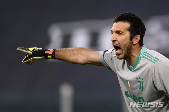 [토리노(이탈리아)=AP/뉴시스]이탈리아 축구의 전설적인 골키퍼 잔루이지 부폰이 12일(한국시간) 글로벌 스포츠매체 '비인스포츠'를 통해 "이번 시즌이 끝나면 유벤투스를 떠날 것이다"고 말했다.