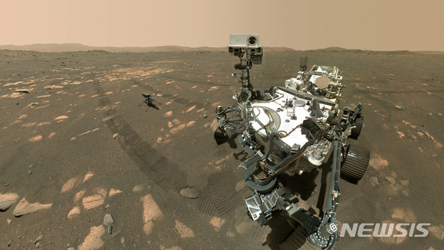 [캘리포니아=AP/뉴시스] 미국 항공우주국(NASA)가 화성에서 진행한 산소 발생 실험이 성공적으로 마무리됐다고 미국 CNN이 7일(현지시간) 전했다. 사진은 화성에서 임무를 수행하고 있는 무인 탐사 차량 '퍼서비어런스(Perseverance)'의 모습. 2023.09.09.