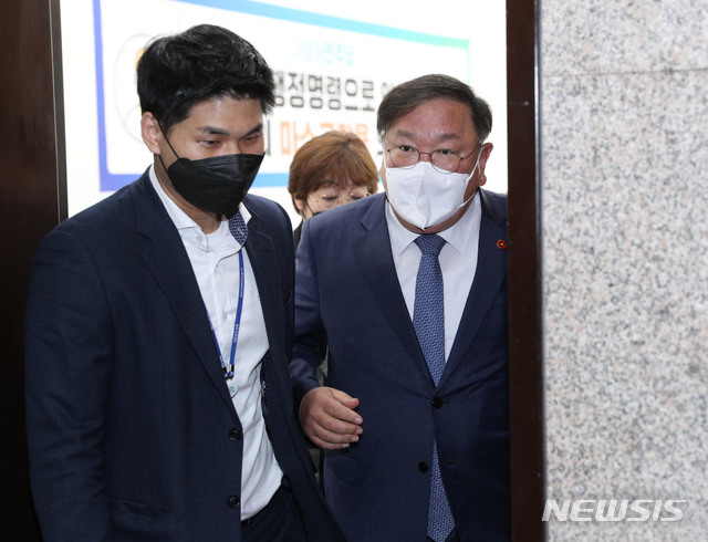 [서울=뉴시스]김진아 기자 = 김태년 더불어민주당 대표 직무대행이 8일 오전 서울 여의도 국회로 등원하고 있다. (공동취재사진) 2021.04.08. photo@newsis.com