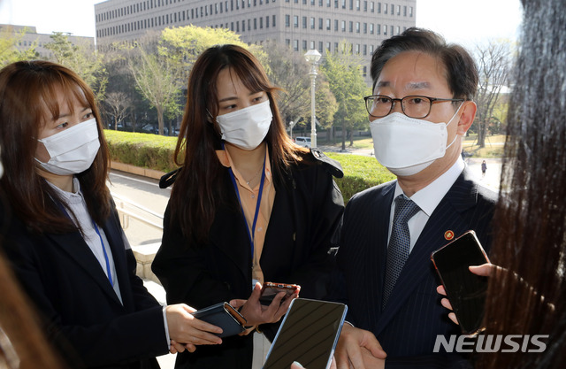 [과천=뉴시스]고범준 기자 = 박범계 법무부 장관이 지난 8일 오전 경기도 과천시 과천정부청사 법무부 청사로 출근하며 취재진 질문에 답변하고 있다. 2021.04.08. bjko@newsis.com