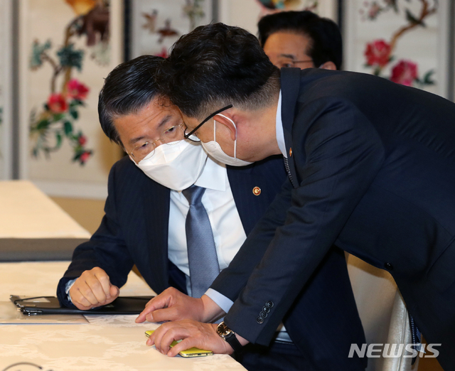 [서울=뉴시스]박주성 기자 = 은성수 금융위원장과 김현수 농림축산식품부 장관이 지난 8일 오전 서울 종로구 정부서울청사에서 열린 제19차 부동산시장 점검 관계장관회의에 참석해 이야기를 나누고 있다. (공동취재사진). 2021.04.08. photo@newsis.com