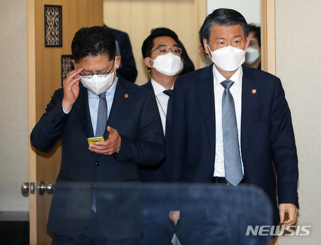 [서울=뉴시스]박주성 기자 = 은성수 금융위원장과 김현수 농림축산식품부 장관 지난 8일 오전 서울 종로구 정부서울청사에서 열린 제19차 부동산시장 점검 관계장관회의에 참석하고 있다.&nbsp; (공동취재사진). 2021.04.08. photo@newsis.com