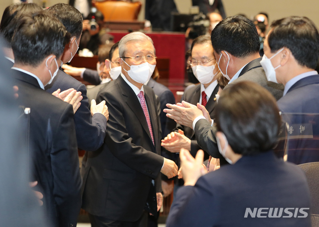 [서울=뉴시스]전진환 기자 = 김종인 국민의힘 비상대책위원장이 8일 오전 서울 여의도 국회에서 열린 의원총회 후 박수를 받으며 퇴장하고 있다. (공동취재사진) 2021.04.08. photo@newsis.com