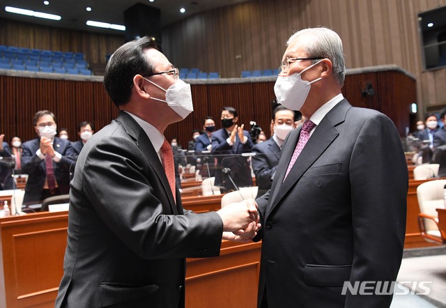 [서울=뉴시스]김진아 기자 = 8일 서울 여의도 국회에서 열린 국민의힘 의원총회에서 고별사를 마친 김종인 비대위원장과 주호영 원내대표가 악수를 나누고 있다. (공동취재사진) 2021.04.08. photo@newsis.com