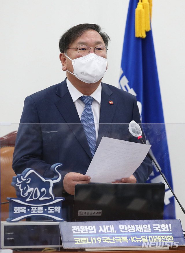[서울=뉴시스]김진아 기자 = 김태년 더불어민주당 당대표 직무대행이 8일 서울 여의도 국회에서 열린 화상 의원총회에서 발언을 하고 있다. 2021.04.08. bluesoda@newsis.com