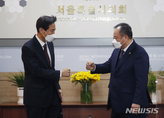 [서울=뉴시스]김형수 기자 = 오세훈 서울시장이 8일 오전 서울시의회를 방문해 김인호 서울시의회 의장(오른쪽)을 만나고 있다. 2021.04.08. kyungwoon59@newsis.com