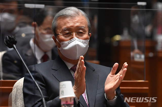 [서울=뉴시스]김진아 기자 = 김종인 국민의힘 비상대책위원장이 지난 4월8일 오전 서울 여의도 국회에서 열린 국민의힘 의원총회에서 4.7 재보궐선거 승리를 자축하는 박수를 치고 있다. (공동취재사진) 2021.04.08. photo@newsis.com