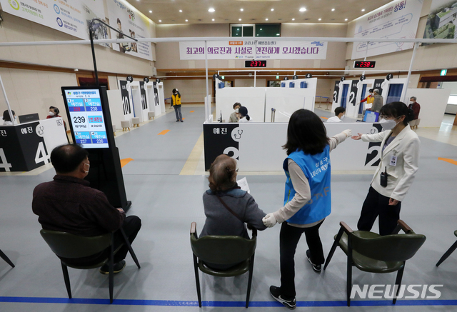 [서울=뉴시스]배훈식 기자 = 75세 이상 국민에 대한 코로나19 예방접종이 이어진 8일 오전 서울 성동구 코로나19 예방접종센터에서 화이자 백신 접종을 받으려는 시민들이 대기하고 있다. 2021.04.08. dahora83@newsis.com