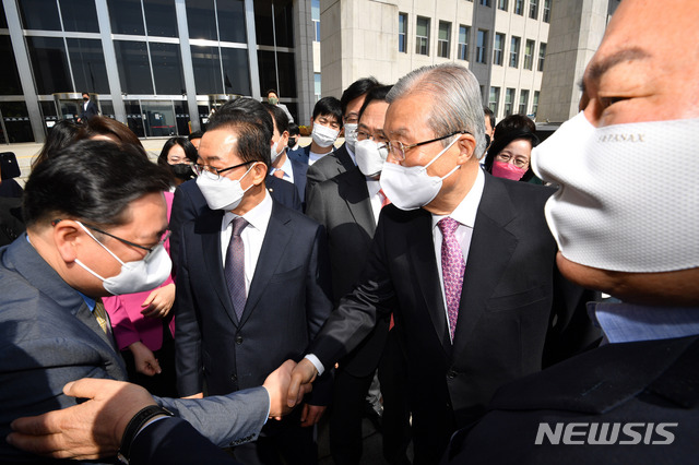 [서울=뉴시스]전진환 기자 = 4.7 재보궐선거를 마지막으로 퇴임하는 김종인 국민의힘 비상대책위원장이 8일 오전 서울 여의도 국회를 나서며 주호영 원내대표를 비롯한 당직자들의 배웅을 받고 있다. (공동취재사진) 2021.04.08. photo@newsis.com