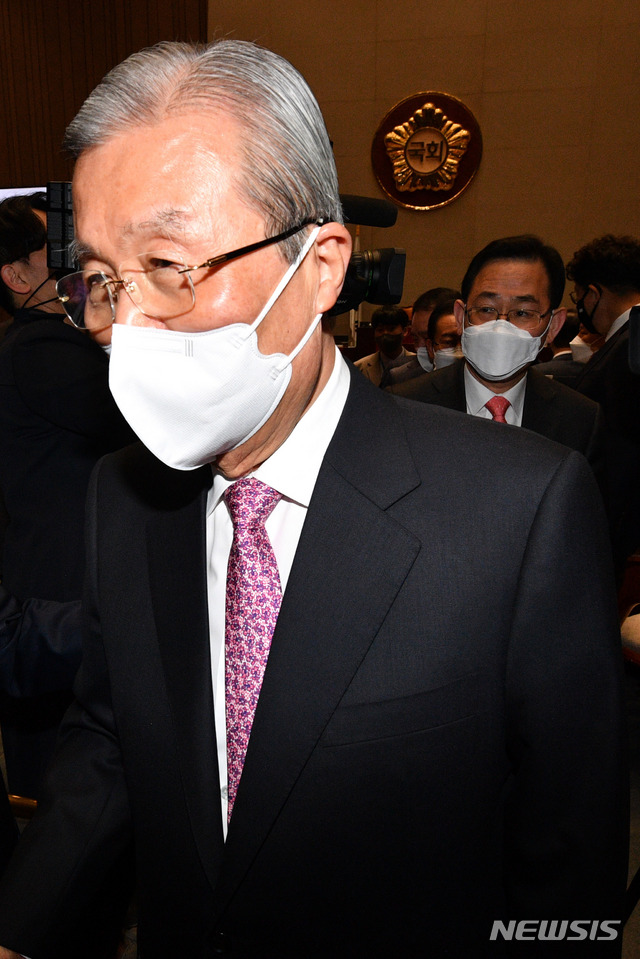 [서울=뉴시스]전진환 기자 = 4.7 재보궐선거를 마지막으로 퇴임하는 김종인 국민의힘 비상대책위원장이 8일 오전 서울 여의도 국회에서 마지막 의총을 마치고 나오고 있다. (공동취재사진) 2021.04.08. photo@newsis.com