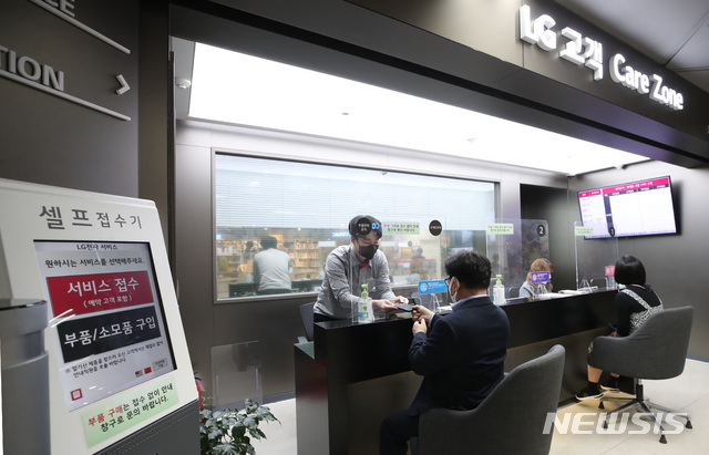 [서울=뉴시스]조수정 기자 = 올해 하반기부터 모바일 사업을 철수하기로 한 LG전자가 판매제품 최종 제조일로부터 4년간 A/S를 지원한다고 밝힌 8일 오전 서울 종로구 LG전자 휴대폰 서비스센터에서 직원들이 스마트폰 수리 상담을 하고 있다. 2021.04.08. chocrystal@newsis.com