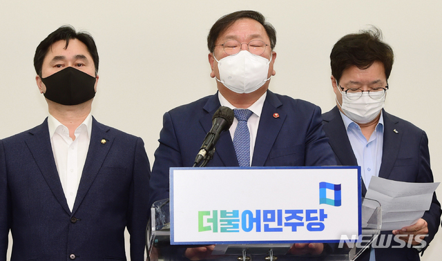 [서울=뉴시스]김진아 기자 = 김태년 더불어민주당 대표 직무대행이 8일 오후 서울 여의도 국회에서 4.7 재보궐 선거 패배의 책임을 지고 지도부 사퇴를 발표하고 있다. (공동취재사진) 2021.04.08. photo@newsis.com