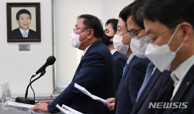 [서울=뉴시스]김진아 기자 = 김태년 더불어민주당 대표 직무대행이 8일 서울 여의도 국회에서 4.7재보궐 선거 결과에 책임을 지고 지도부가 전원 사퇴한다는 내용의 대국민 성명서를 발표하고 있다. 2021.04.08. bluesoda@newsis.com