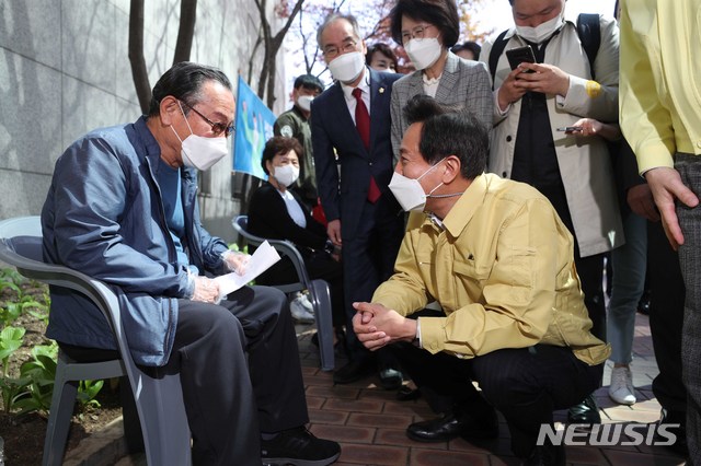 [서울=뉴시스]배훈식 기자 = 오세훈 서울시장이 8일 오후 서울 성동구청에 마련된 서울시 1호 코로나19 예방접종센터를 방문해 접종 대기 중인 시민과 대화하고 있다.(공동취재사진) 2021.04.08. photo@newsis.com