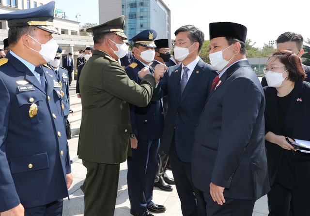 [서울=뉴시스]8일 서울 용산구 국방부에서 열린 한-인도네시아 국방장관 회담에 앞서 서욱 국방부 장관과 프라보워 수비안토 인도네시아 국방부 장관이 관계자들과 인사를 나누고 있다. (사진=국방부 제공) 2021.04.08. photo@newsis.com *재판매 및 DB 금지