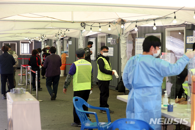 [서울=뉴시스]이윤청 기자 = 코로나19 신규 확진자가 석 달 만에 700명대를 기록한 8일 서울 중구 서울역 광장 코로나19 중구 임시선별검사소에서 시민들이 검사를 기다리고 있다. 2021.04.08. radiohead@newsis.com