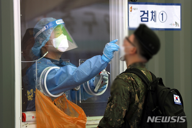 [서울=뉴시스] 지난 4월8일 서울 중구 서울역 광장 코로나19 중구 임시선별검사소에서 한 군 장병이 검사를 받고 있다. (사진=뉴시스 DB). photo@newsis.com