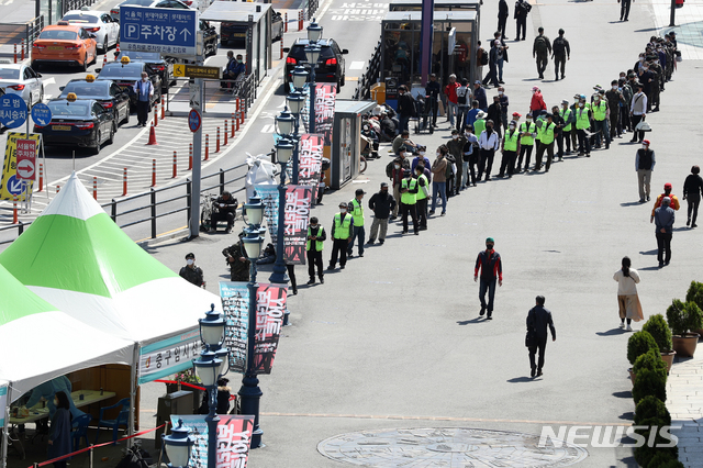 [서울=뉴시스]이윤청 기자 = 코로나19 신규 확진자가 석 달 만에 700명대를 기록한 8일 서울 중구 서울역 광장 코로나19 중구 임시선별검사소에서 시민들이 검사를 기다리고 있다. 2021.04.08. radiohead@newsis.com