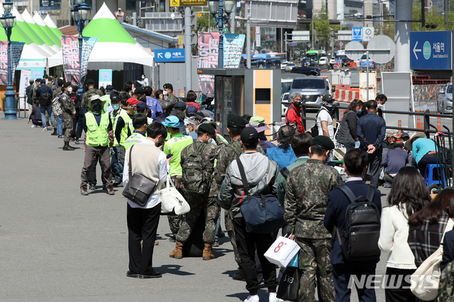 [서울=뉴시스]이윤청 기자 = 코로나19 신규 확진자가 석 달 만에 700명대를 기록한 지난 8일 서울 중구 서울역 광장 코로나19 중구 임시선별검사소에서 시민들이 검사를 기다리고 있다. 2021.04.08. radiohead@newsis.com