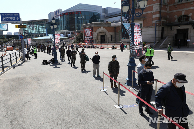 [서울=뉴시스]이윤청 기자 = 코로나19 신규 확진자가 석 달 만에 700명대를 기록한 8일 서울 중구 서울역 광장 코로나19 중구 임시선별검사소에서 시민들이 검사를 기다리고 있다. 2021.04.08. radiohead@newsis.com