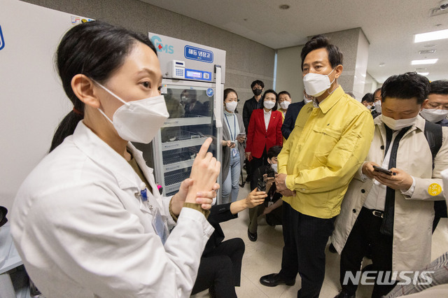 [서울=뉴시스]배훈식 기자 = 오세훈 서울시장이 8일 오후 서울 성동구청에 마련된 서울시 1호 코로나19 예방접종센터를 방문해 화이자 백신 저장 시설에 대한 설명을 듣고 있다.(공동취재사진) 2021.04.08. photo@newsis.com