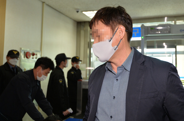 [대구=뉴시스] 이무열 기자 = 영천 땅 투기 의혹을 받는 한국농어촌공사 간부 A씨가 8일 오후 대구 수성구 대구지방법원에서 열린 구속 전 피의자 심문(영장실질심사)에 출석하기 위해 법원으로 들어가고 있다. 2021.04.08. lmy@newsis.com