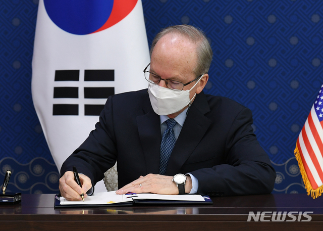 [서울=뉴시스] 로버트 랩슨 전 주한 미국대사 대리는 공감언론 뉴시스와 인터뷰에서 "역설적이게도 한미(그리고 일본)가 안보 협력을 강화할수록 북한에 의한 도전과 위협도 증가했고, 이제는 러시아와 중국의 지원이나 방조도 더 커지고 있다"며 "결과적으로 윤석열 정부의 대북 강경책과 동맹 강화 정책에 더 많은 한국인들이 안보 불안을 느끼고 있는 것으로 보인다"고 평가했다. 사진은 2021년 4월8일 랩슨 당시 대사 대리가 서울 세종대로 외교부 청사에서 열린 한미 방위비분담금특별협정 정식 서명식에서 서명을 하고 있는 모습.  (공동취재사진) 2024.01.01.
