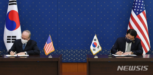 [서울=뉴시스]김명원 기자 = 최종건(오른쪽) 외교부 제1차관과 로버트 랩슨 주한미국대사 대리가 8일 서울 세종대로 외교부 청사에서 열린 한미 방위비분담금특별협정 정식 서명식에서 서명을 하고 있다. (공동취재사진) 2021.04.08. photo@newsis.com