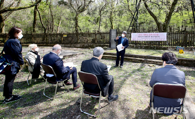 [제주=뉴시스]우장호 기자 = 8일 오후 제주 한라산 관음사 등반로 제주왕벚나무 어미나무 광장에서 '2021 평화섬 춘계 워크숍:한라산이 왕벚나무 원산지입니다'가 진행되고 있다 이 워크숍에는 필립 르포르(왼쪽 세번째) 주한 프랑스 대사가 참여했다. 2021.04.08. woo1223@newsis.com