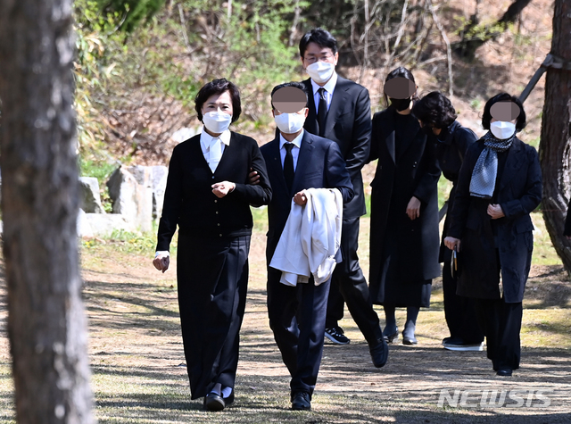 [용인=뉴시스] 김종택기자 = 조원태 한진그룹 회장과 이명희 정석기업 고문이 8일 오후 경기도 용인시 기흥구 하갈동 소재 선영에서 열린 고(故) 조양호 회장 2주기 추모 행사를 마치고 차량으로 이동하고 있다. 2021.04.08.jtk@newsis.com