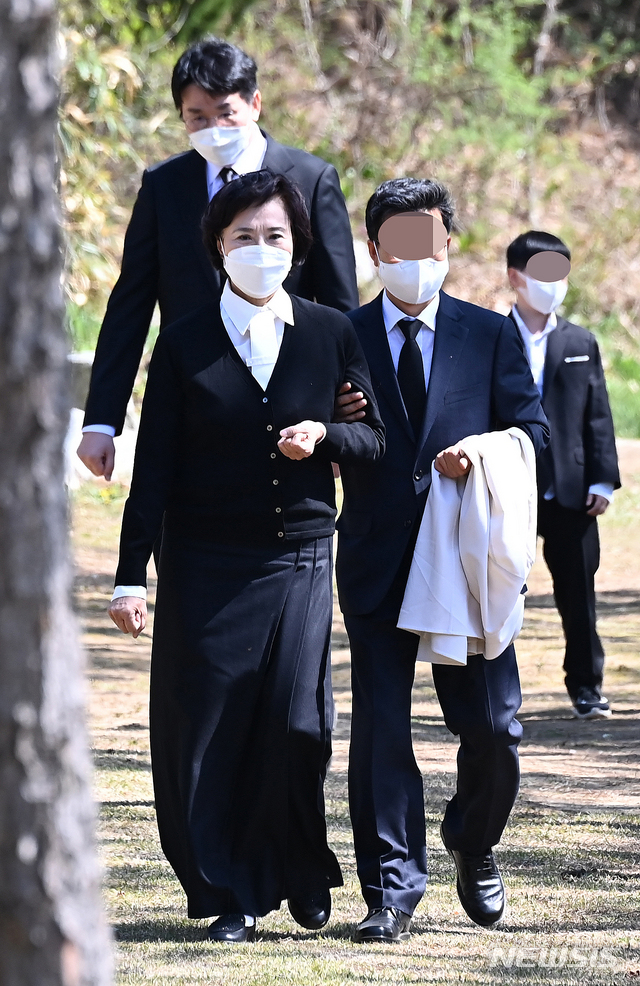 [용인=뉴시스] 김종택기자 = 조원태 한진그룹 회장과 이명희 정석기업 고문이 8일 오후 경기도 용인시 기흥구 하갈동 소재 선영에서 열린 고(故) 조양호 회장 2주기 추모 행사를 마치고 차량으로 이동하고 있다. 2021.04.08.jtk@newsis.com