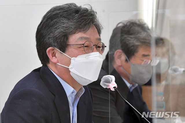 [서울=뉴시스]국회사진기자단 = 국민의힘 유승민 전 의원이 8일 서울 마포 포럼에 참석해 밝은 표정을 짓고 있다. 2021.04.08. photo@newsis.com