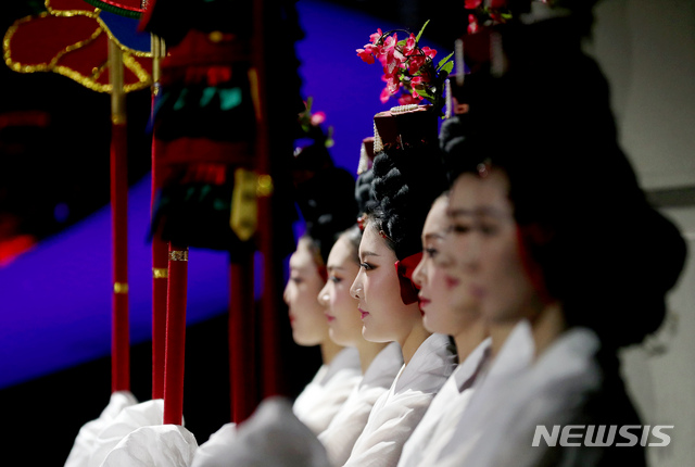 [서울=뉴시스]김병문 기자 = 국립국악원 단원들이 8일 오후 서울 서초구 국립국악원 예악당에서 열린 국립국악원 개원 70주년 기념 공연 '야진연' 프레스 리허설에서 공연을 선보이고 있다. 2021.04.08. dadazon@newsis.com