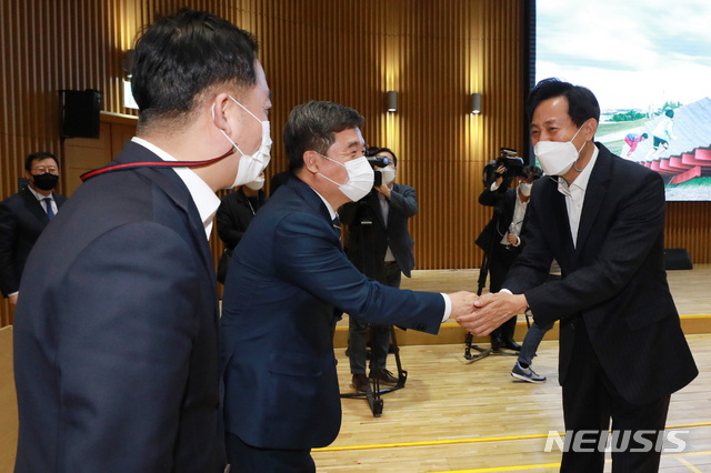 [서울=뉴시스]이영환 기자 = 오세훈 서울시장이 8일 오후 서울 중구 서울시청 다목적홀에서 열린 시 간부와 첫 인사에 참석한 간부들과 인사를 나누고 있다. 2021.04.08. 20hwan@newsis.com