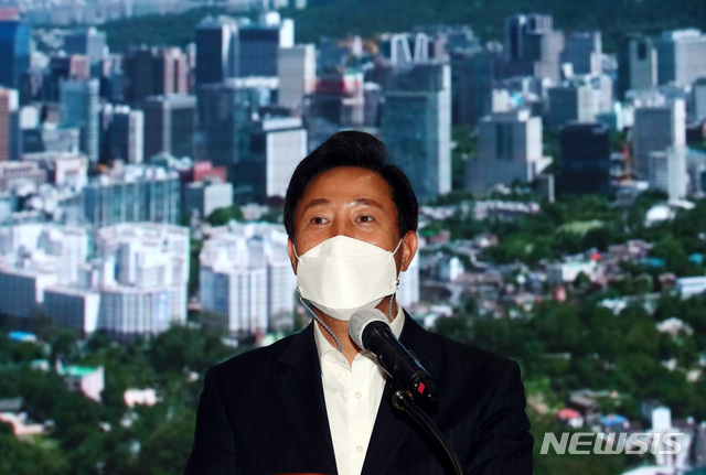 [서울=뉴시스]이영환 기자 = 오세훈 서울시장이 8일 오후 서울 중구 서울시청 다목적홀에서 열린 시 간부와 첫 인사에 참석해 인사말을 하고 있다. 2021.04.08. 20hwan@newsis.com