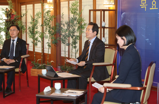 [서울=뉴시스]김명원 기자 = 정세균 총리가 8일 서울 종로구 삼청동 총리공관에서 열린 제41차 목요대화에 참석해 발언하고 있다. 이날 정세균 총리는 '국민과 함께한 1년의 여정'을 주제로 지난 1년을 돌아보며 목요대화의 성과와 에피소드, 아쉬웠던 점 등을 밝혔다. 2021.04.08. kmx1105@newsis.com