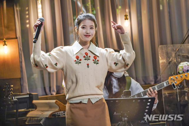 [서울=뉴시스] JTBC '유명가수전' 2회 아이유. 사진 = JTBC 제공. 2021.4.09. photo@newsis.com