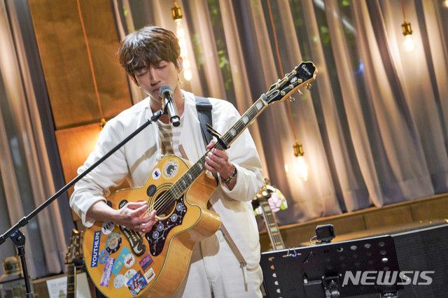 [서울=뉴시스] JTBC '유명가수전' 2회 이승윤. 사진 = JTBC 제공. 2021.4.09. photo@newsis.com