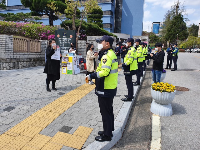 대한아동학대방지협회 회원 10여명은 9일 대구지법 김천지원에서 손에 "아동학대 금지. 얼마나 많은 아이들이 희생되어야 바뀔건가요" 등이라 적힌 피켓을 들고 숨진 여아를 방치해 죽음에 이르게 한 김씨의 엄벌을 촉구했다. *재판매 및 DB 금지